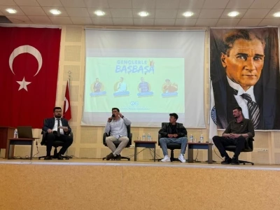 Altıntaş MYO&rsquo;da gen&ccedil; &ccedil;ift&ccedil;i fenomenler &ouml;ğrencilerle buluştu
