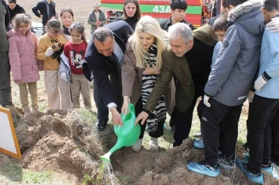 Altıntaş&rsquo;ta ağa&ccedil; dikme etkinliğinde fidanlar toprakla buluştu
