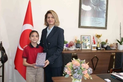 Altıntaş&rsquo;ta &ccedil;evreye duyarlı minik &ouml;ğrenci &ouml;d&uuml;llendirildi

