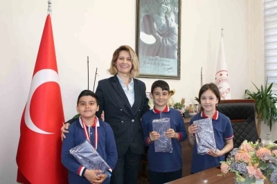 Altıntaş&rsquo;ta dereceye giren &ouml;ğrenciler &ouml;d&uuml;llendirildi
