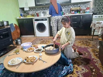 Altıntaş&rsquo;ta &ouml;ğrenciler evlerinde aileleriyle birlikte iftar sofrası kurdu
