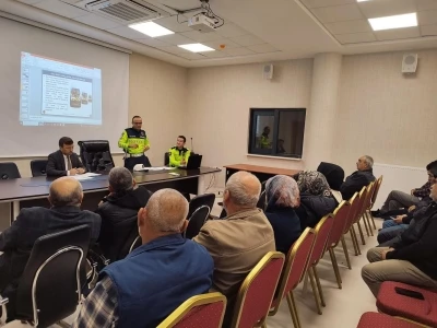 Altıntaş’ta okul servis sürücülerine trafik güvenliği ve servis hizmetleri eğitimi
