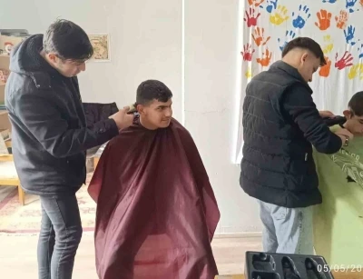 Altıntaş&rsquo;ta &ouml;zel eğitim &ouml;ğrencilerinin sa&ccedil; bakımlarını kuaf&ouml;r &ouml;ğrenciler yaptı
