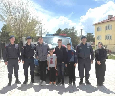 Altıntaş&rsquo;ta &ouml;zel &ouml;ğrenciler ekip ara&ccedil;larıyla il&ccedil;eyi gezdi
