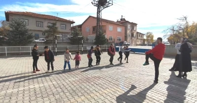 Altıntaş Zafer İlkokulu’nda özel öğrencilerin sabah sporu coşkusu

