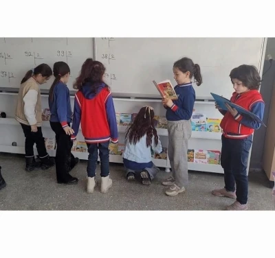 Altıntaş Zafer İlkokulu&rsquo;nda sınıflara kitaplık kazandırıldı
