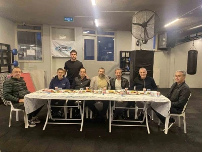 Altunizade Boks Kul&uuml;b&uuml;, geleneksel iftar programında bir araya geldi
