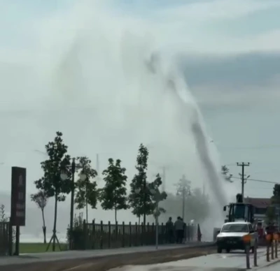 Altyapı çalışmasında su borusu patladı
