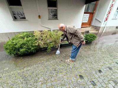 Altyapı yetersizliği sebebi ile yol kenarında biriken su ile bitkileri suladı
