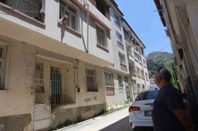 Alzaymır hastası yaşlı kadının "Allah&rsquo;ım beni kurtarın, korkuyorum ve kimsem yok" bağrışları mahallenin vicdanını sızlatıyor
