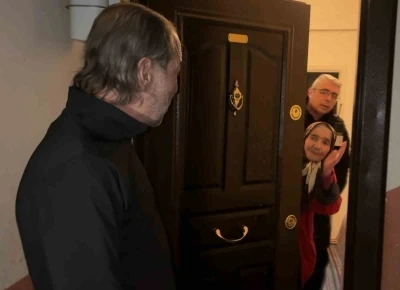 Alzheimer anne oğlunu unuttu, sokakta kalan oğlu i&ccedil;in ekipler seferber oldu
