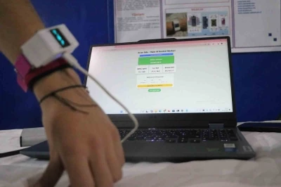 Alzheimer hastaları ve &ccedil;ocuklar i&ccedil;in geliştirildi: Liselilerin akıllı saati &ouml;n sipariş aldı
