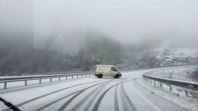 Amasra&rsquo;da kar yağışı s&uuml;r&uuml;c&uuml;lere zor anlar yaşattı
