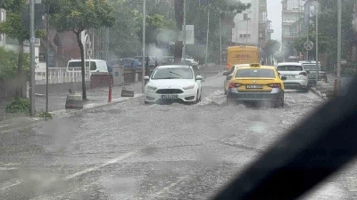 Amasra&rsquo;da sağanak alarmı: Cadde ve sokaklar g&ouml;le d&ouml;nd&uuml;
