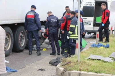 Amasya&rsquo;da cenaze d&ouml;n&uuml;ş&uuml; feci kaza kamerada: Otomobilden fırlayan bebek hayatını kaybetti

