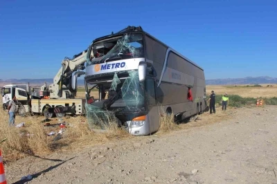 Amasya&rsquo;da &ccedil;ift katlı otob&uuml;s kazası: 2&rsquo;si ağır 46 yaralı
