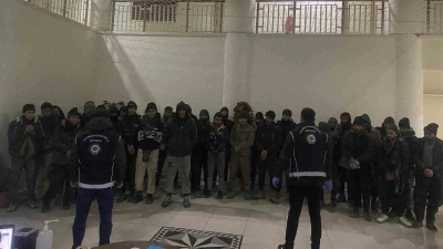 Amasya&rsquo;da &ccedil;inko y&uuml;kl&uuml; tırdan 37 ka&ccedil;ak g&ouml;&ccedil;men &ccedil;ıktı
