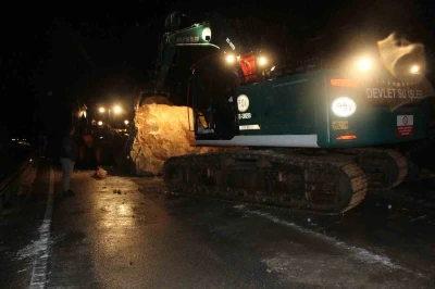 Amasya&rsquo;da dağdan kopan dev kayalar yola d&uuml;şt&uuml;
