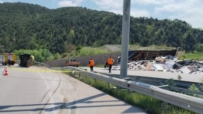 Amasya&rsquo;da devrilen tırın s&uuml;r&uuml;c&uuml;s&uuml; hayatını kaybetti
