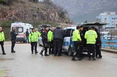 Amasya&rsquo;da &lsquo;dur&rsquo; ihtarına uymayıp ka&ccedil;an motosikletli &ccedil;ocuk &ouml;n&uuml;ne &ccedil;ıkan polise &ccedil;arptı
