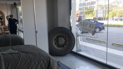 Amasya&rsquo;da kamyondan kopan teker mağazaya daldı
