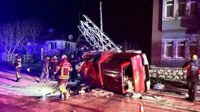 Amasya&rsquo;da kamyonet &ccedil;arptığı elektrik direğini ikiye ayırdı: 1 yaralı
