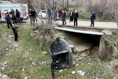 Amasya&rsquo;da kamyonet menfeze devrildi: 3 yaralı
