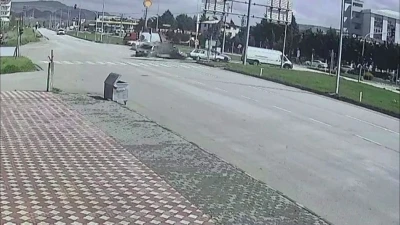 Amasya&rsquo;da kavşakta ara&ccedil;ların &ccedil;arpıştığı kaza kamerada
