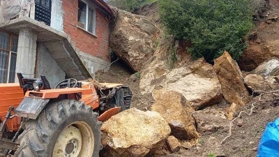 Amasya&rsquo;da kaya par&ccedil;aları ev ve trakt&ouml;r&uuml;n &uuml;st&uuml;ne d&uuml;şt&uuml;
