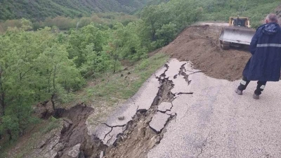 Amasya&rsquo;da k&ouml;y yolunda heyelan
