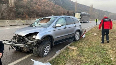 Amasya&rsquo;da lastiği patlayan otomobil takla attı: 3 yaralı
