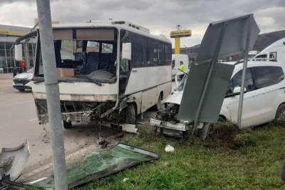 Amasya&rsquo;da midib&uuml;s ile kamyonet &ccedil;arpıştı: 6 yaralı
