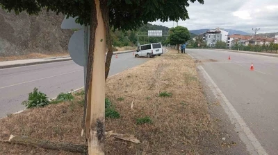 Amasya&rsquo;da minib&uuml;s ref&uuml;jdeki ağa&ccedil; ve direğe &ccedil;arptı: 4 yaralı
