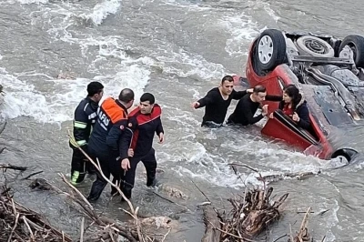Amasya&rsquo;da otomobil k&ouml;pr&uuml;den Yeşilırmak Nehri&rsquo;ne u&ccedil;tu: Anne-kızı ekipler kurtardı
