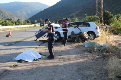 Amasya’da otomobil patpatla çarpıştı: Anne ile oğlu hayatını kaybetti
