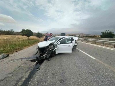 Amasya’da otomobil tıra çarptı
