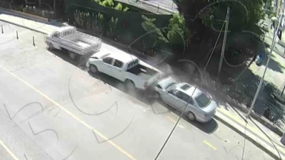 Amasya&rsquo;da otomobilin park halindeki ara&ccedil;lara &ccedil;arptığı kaza kamerada
