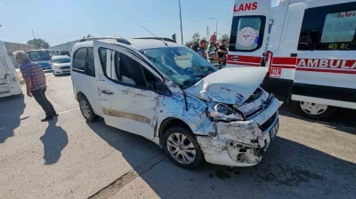 Amasya’da özel halk otobüsü hafif ticari araçla çarpıştı: 3 yaralı
