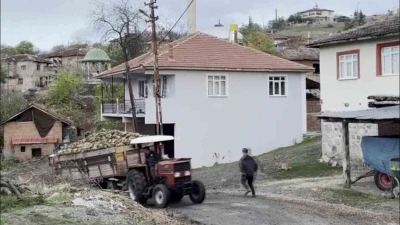 Amasya’da pancar yüklü traktör römorku devrildi, kaza anı kamerada
