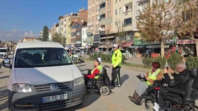 Amasya’da polis, sürücüleri engelli vatandaşlar için durdurdu
