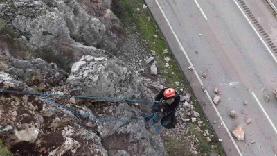 Amasya’da riskli kaya parçaları sökülerek yola düşürüldü, hummalı çalışma dronla görüntülendi
