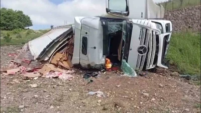 Amasya&rsquo;da tavuk eti y&uuml;kl&uuml; tır şarampole u&ccedil;tu: 2 yaralı
