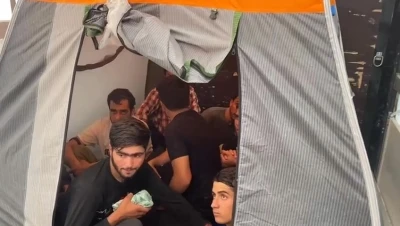 Amasya’da tırdaki kamp çadırlarında 17 kaçak göçmen yakalandı
