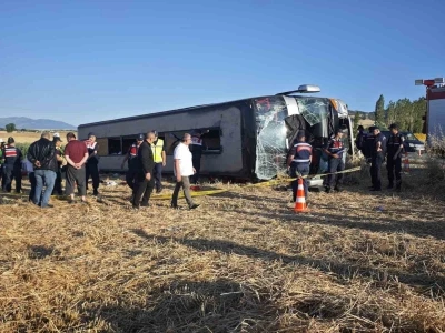 Amasya&rsquo;da yolcu otob&uuml;s&uuml; devrildi: 2&rsquo;si ağır 46 yaralı
