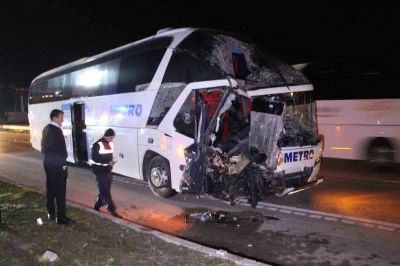 Amasya&rsquo;da yolcu otob&uuml;s&uuml; ile tırın &ccedil;arpıştığı kazada 11 yaralı
