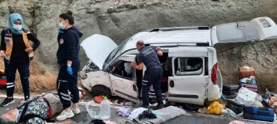 Amasya’da yoldan çıkan araç toprak yığınına çarptı: 4 yaralı
