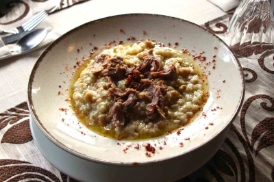 Amasya&rsquo;nın tescilli lezzeti &rsquo;taş fırın keşkeği&rsquo;: Pişmesi 12 saat s&uuml;r&uuml;yor
