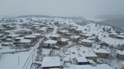 Amasya&rsquo;ya Mart ayında kış geri d&ouml;nd&uuml;, Alan k&ouml;y&uuml;nde karlı yol greyderle a&ccedil;ıldı
