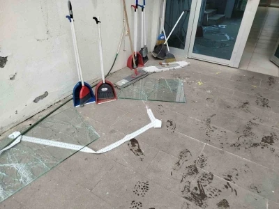 Amat&ouml;r lig ma&ccedil;ında olay &ccedil;ıktı: Musluklar s&ouml;k&uuml;ld&uuml;, camlar kırıldı
