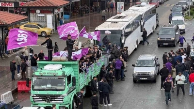Amat&ouml;r ma&ccedil;ta ilgin&ccedil; g&ouml;r&uuml;nt&uuml;ler: Taraftarlar kamyon kasasında ma&ccedil;a gitti
